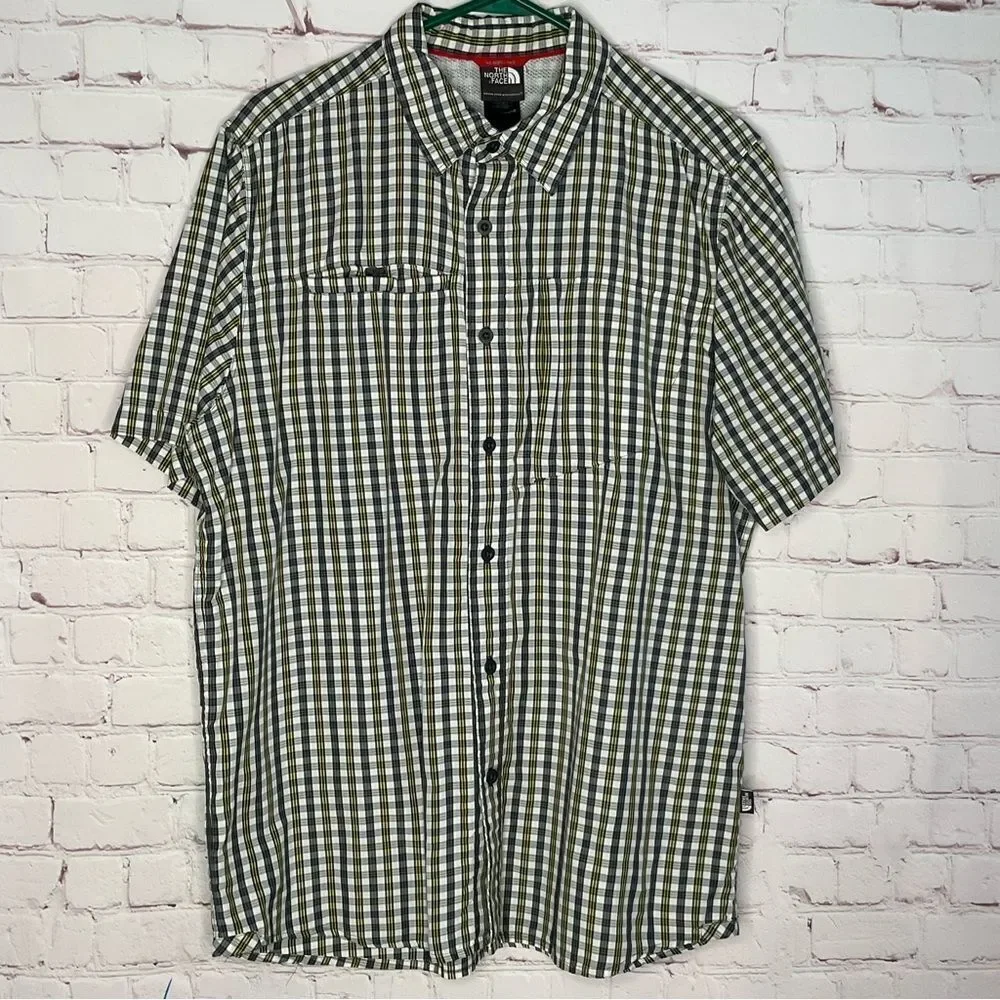 The North‎ Face Men's Short Sleeve Casual Button Up Plaid Green Shirt - Size L